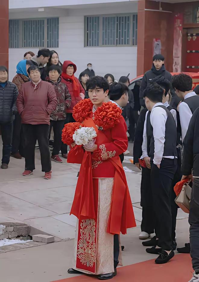 现在男生入赘，竟然纷纷扮成新娘模样，白纱曳地，头纱轻垂，粉底遮去棱角，唇釉点染温