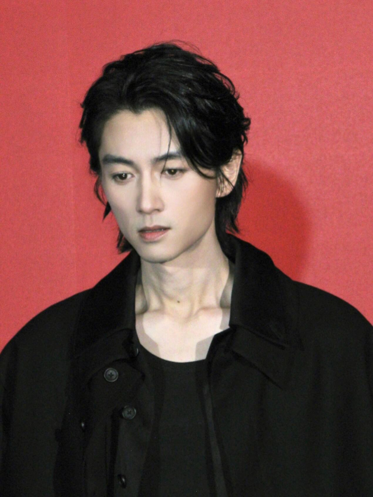 还是那个不羁的少年陈晓陈晓《大生意人》观聚会这个发型真的又帅出新高度了！卷毛长