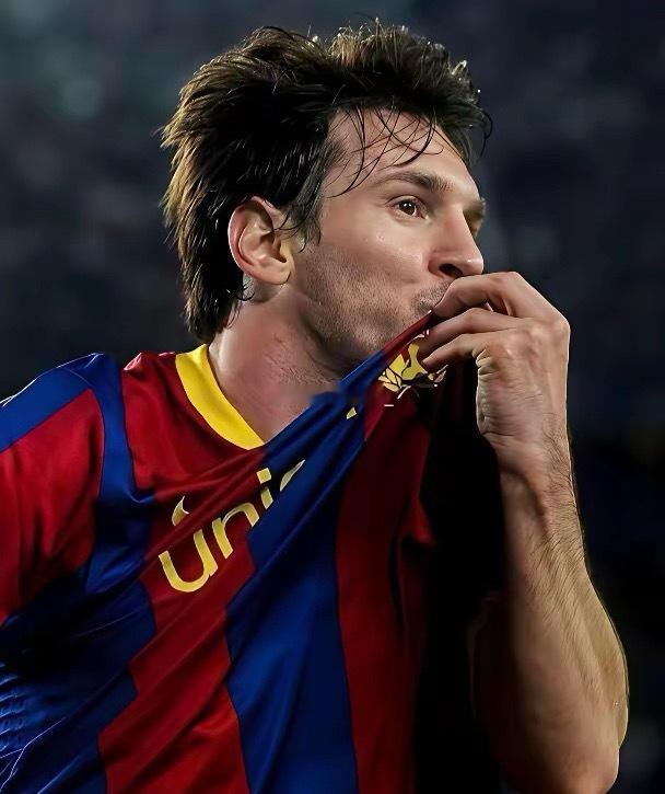 梅西的突然表白令无数巴萨球迷动容，他们期盼梅西早日回归。梅西在参观完巴萨体育场的