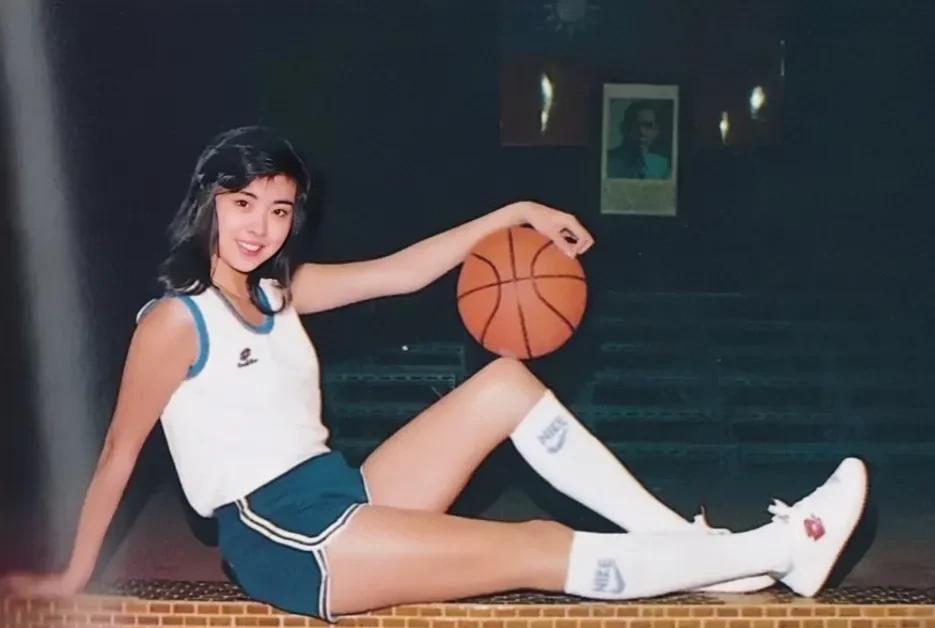 1982年，15岁的王祖贤的留影旧照，那时候的她还在上中学，是学校篮球队的队员，
