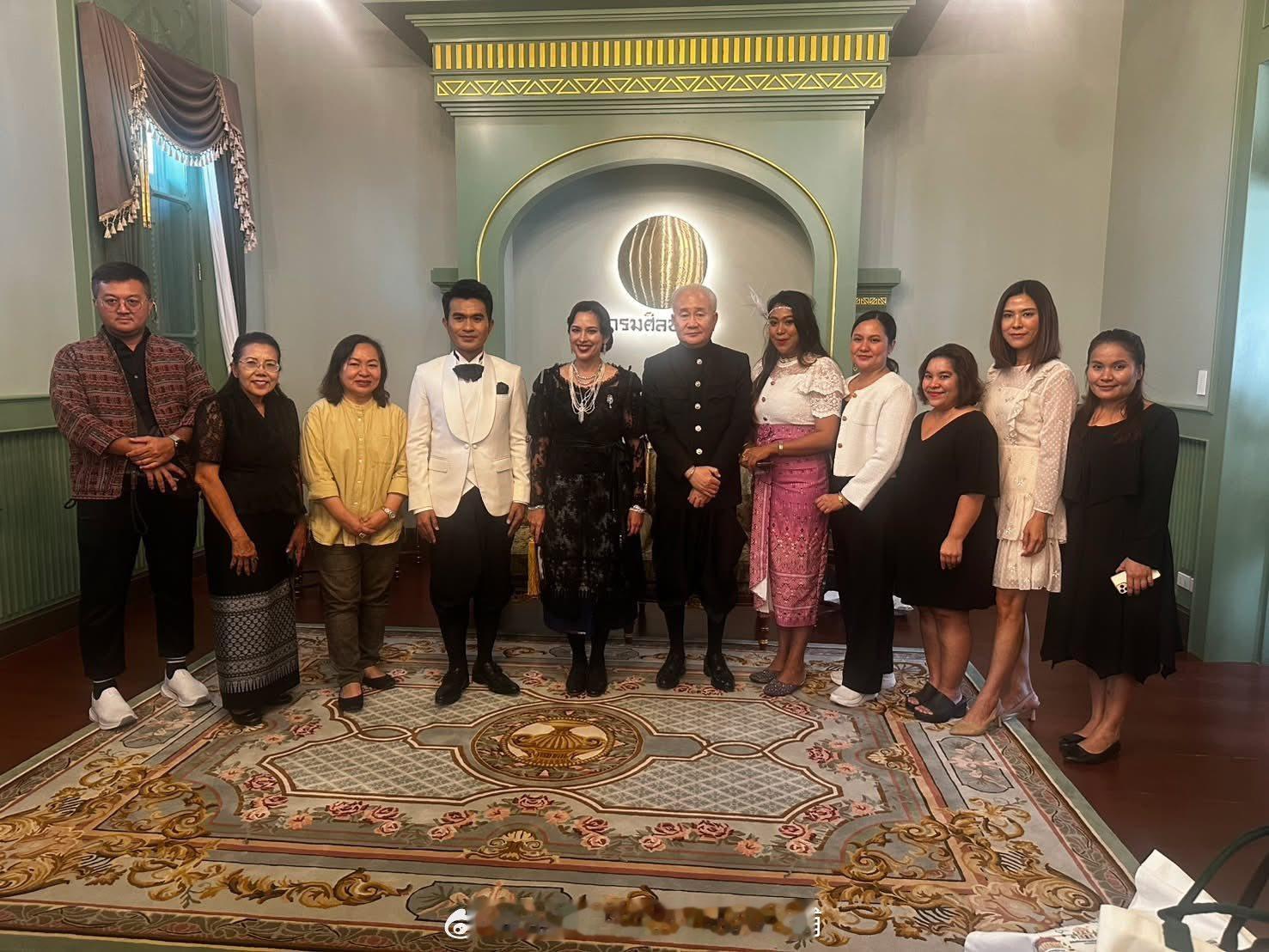 王室王室泰国王室诗丽吉亚暹罗化妆师晒的照片，前些日子为诗丽吉亚服务，妈呀她居然