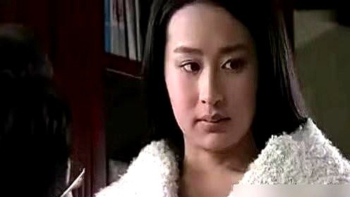 演《千山暮雪》能让男主爱到发疯？观众只觉得她长了张过日子的脸。颖儿五官不差，但凑在一起就是温吞厚实。