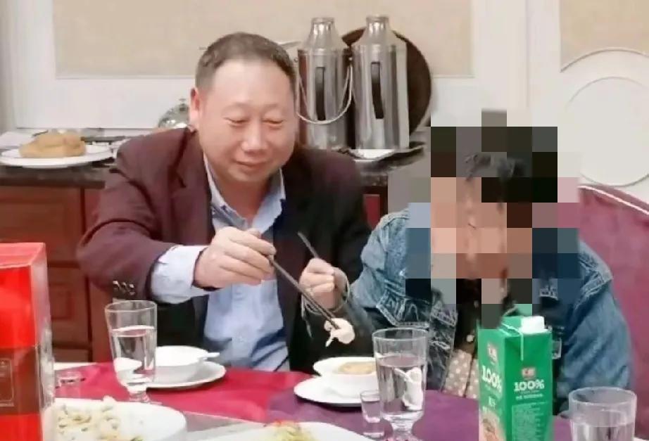 老杜曾称女儿是2019年生，后改口是亲戚家孩子。这个说法本身就充满了疑点