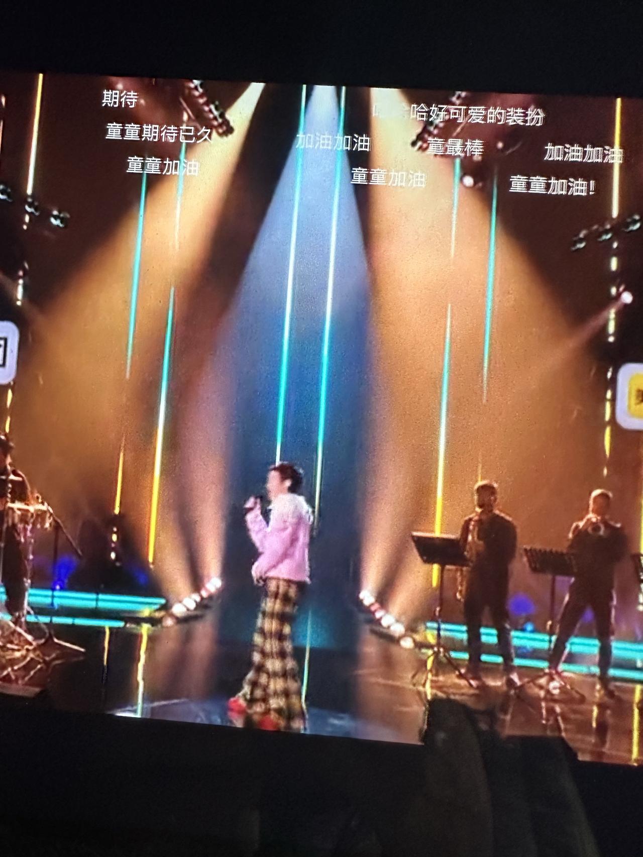 窦靖童那股年轻味儿真的太冲了，自由自在，爱谁谁。编曲挺有意思，大胆、另类，一听