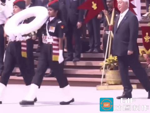 “憋着别笑！”5月5日，日本防务大臣中谷元，到访印度首都新德里。印度专门准备了敬