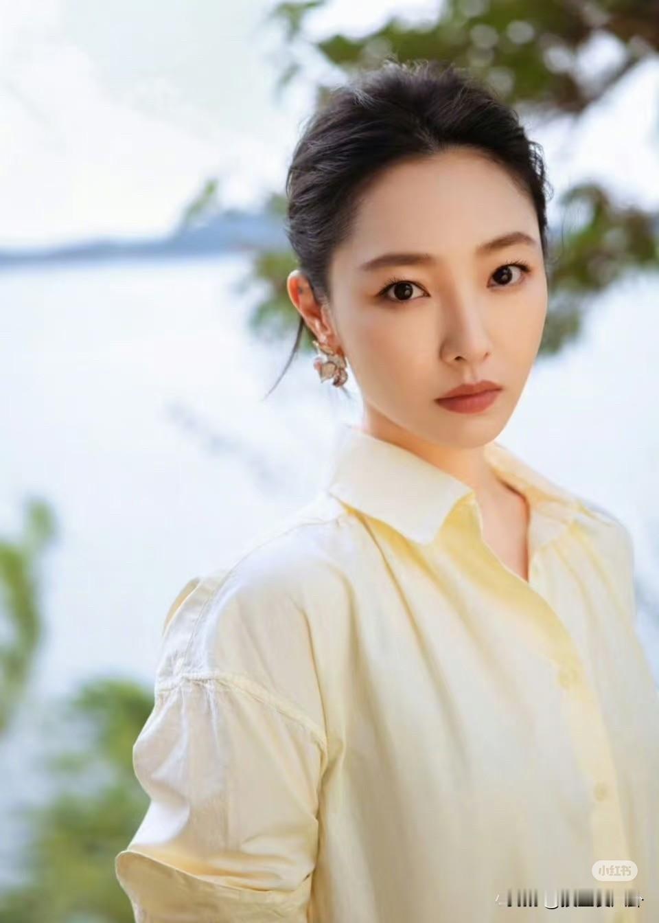 大家发现没有，白百合真是一点没耽误。她41岁，大儿子都17岁了，中间还换了两次