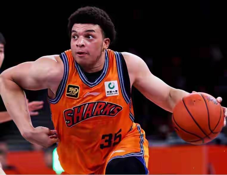 本赛季CBA联赛开赛前，大家想过上海男篮会很猛，但没想到会这么猛。现在大家普遍认