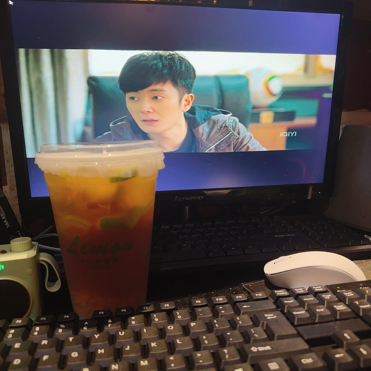 山风晚晚就是这么巧同事给点的霸王杯鸭屎香手打柠檬茶只有实习生点了大杯奶茶