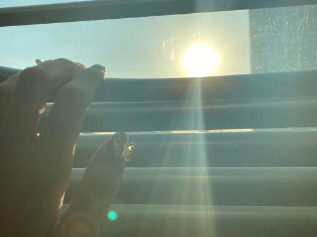 人间至甜袁冰妍窗外的阳光，它轻轻拂过指尖，唤醒沉睡的梦，带来新的一天的希望。每