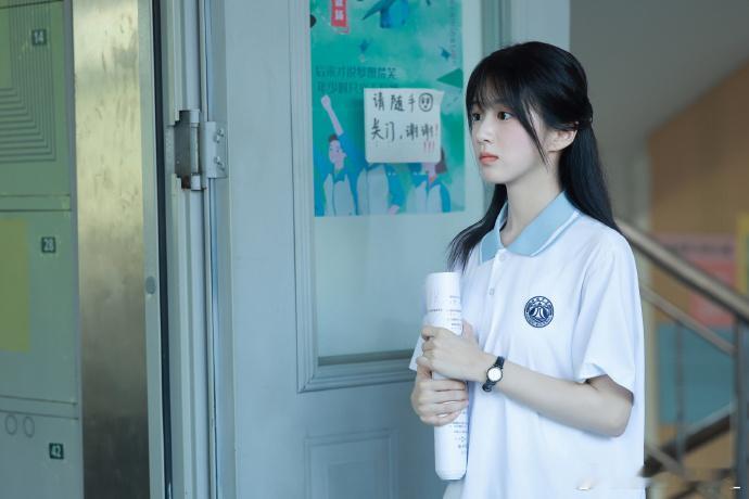 包上恩校偶女主适配度开播速冲！包上恩把周挽的细腻温柔演活，一整个鲜活生动的校