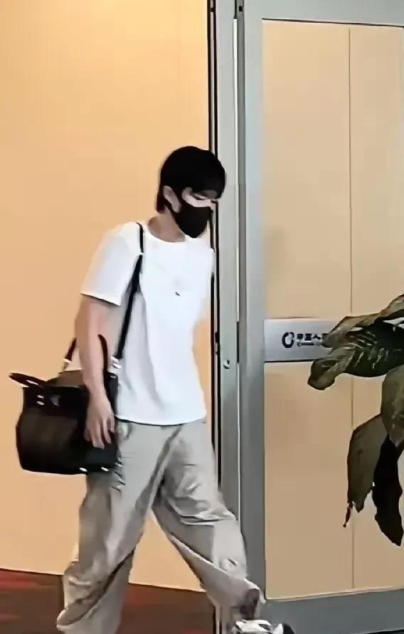 王楚钦点个赞，立马暴露了自己行踪！王楚钦有一点特别好，那就是敬业！后天乒超乌