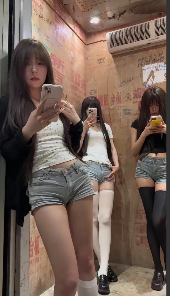 满街的精神小妹，到底是什么样的存在？养出她们的，又是些什么样的家庭？晚上十点，沈
