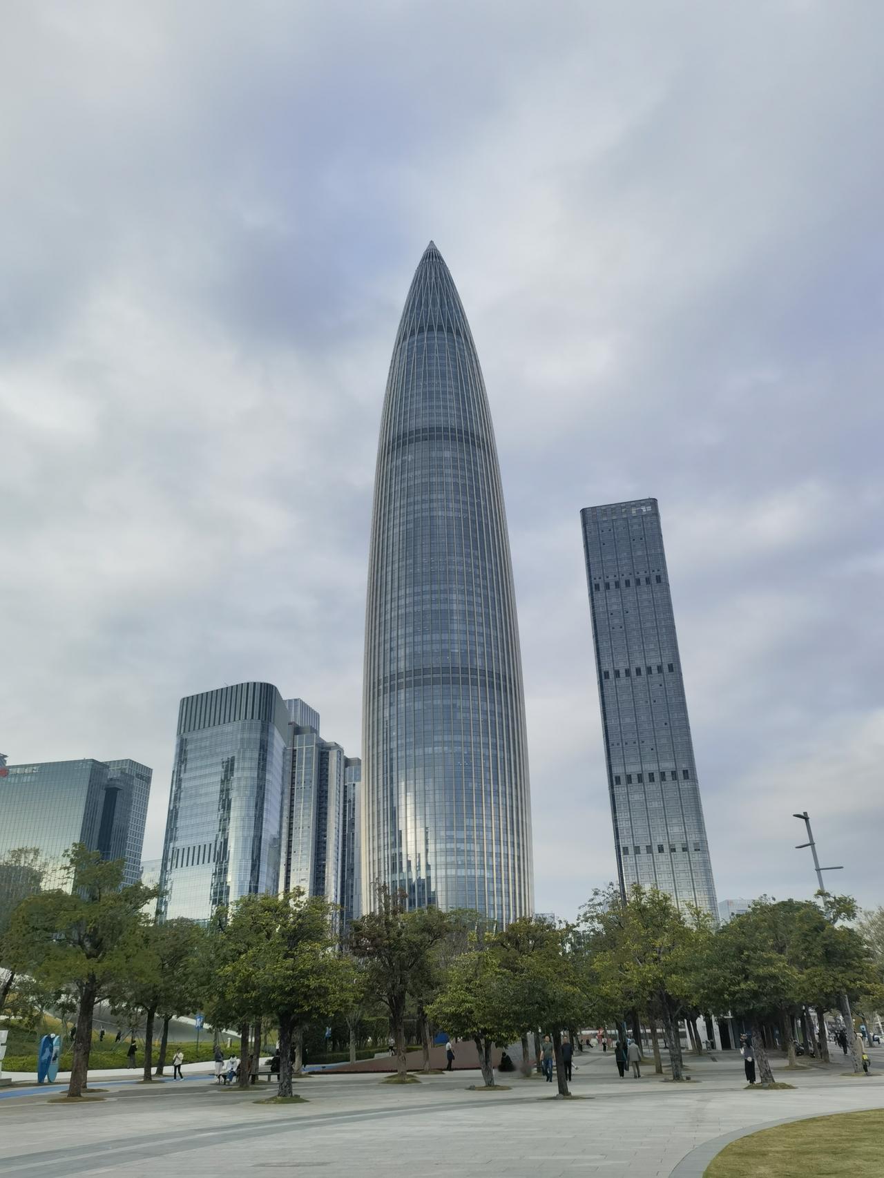 深圳着实是一座宝藏城市，其公园之多，令人目不暇接。就拿深圳湾公园和深圳人才公园