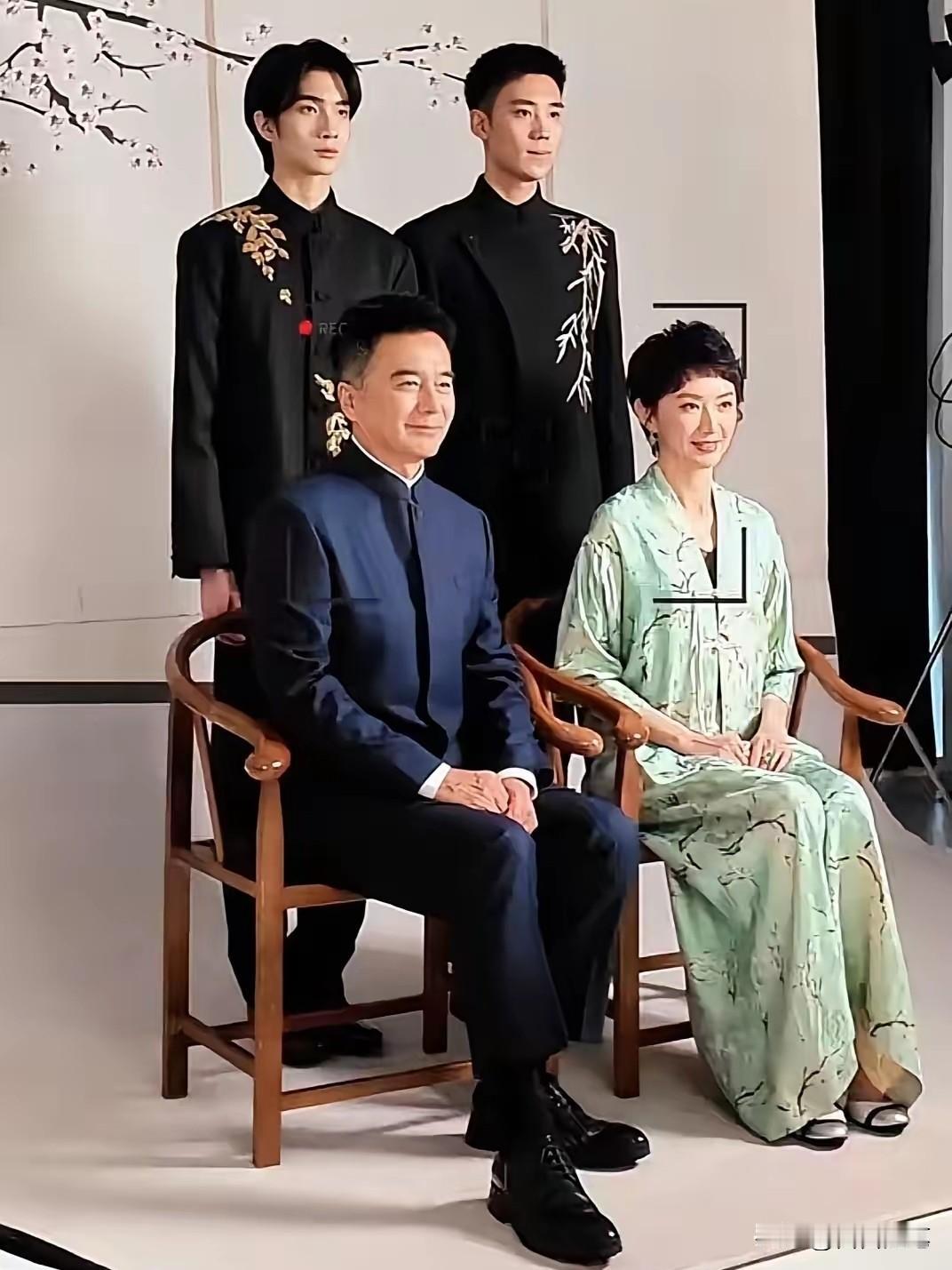 这一家子的大高个，两个儿子长的也是一表人才。真让人佩服。
