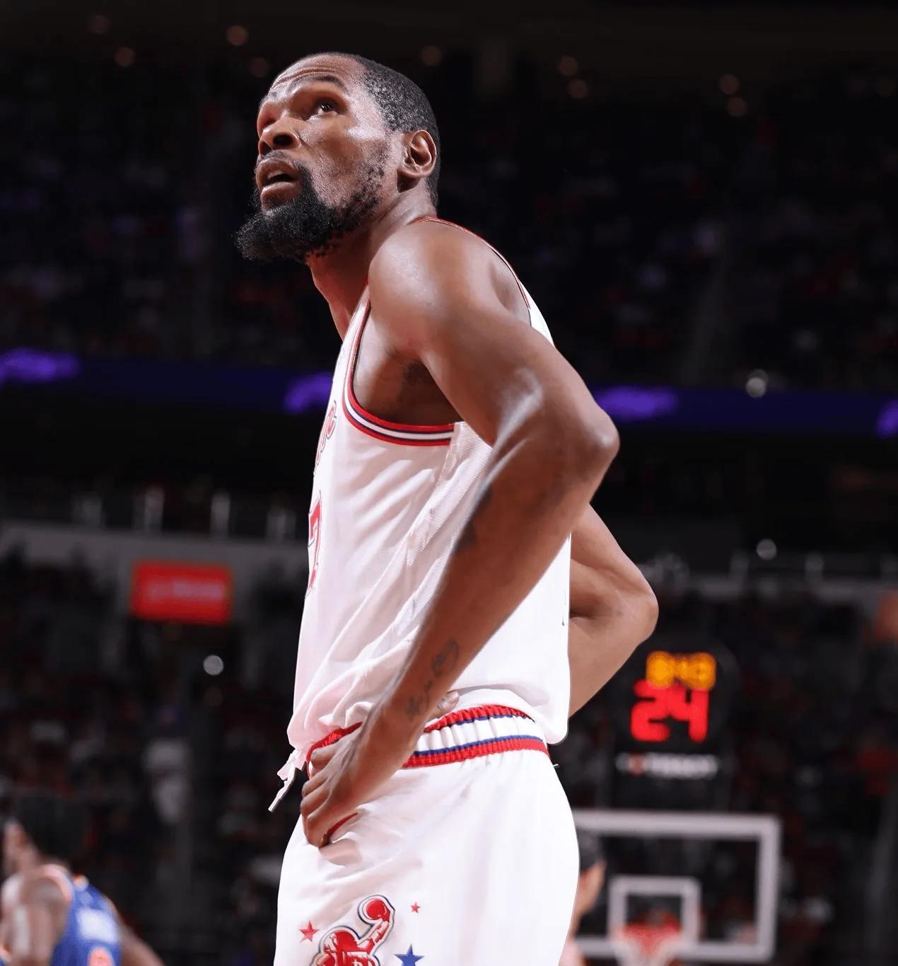 杜兰特虽然今天又打了三十多分钟，但最后第四节基本就是在场上划划水了，其实跟跟三节