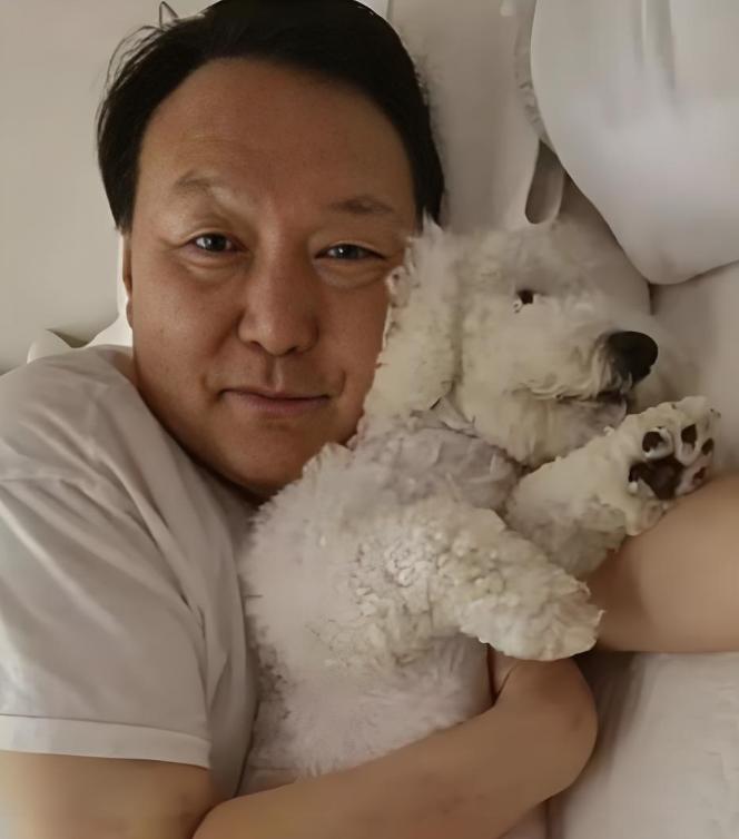 64岁尹锡悦如今落难了，也没有子女来帮助他，他和妻子金建希都喜欢狗子，被拘前并没