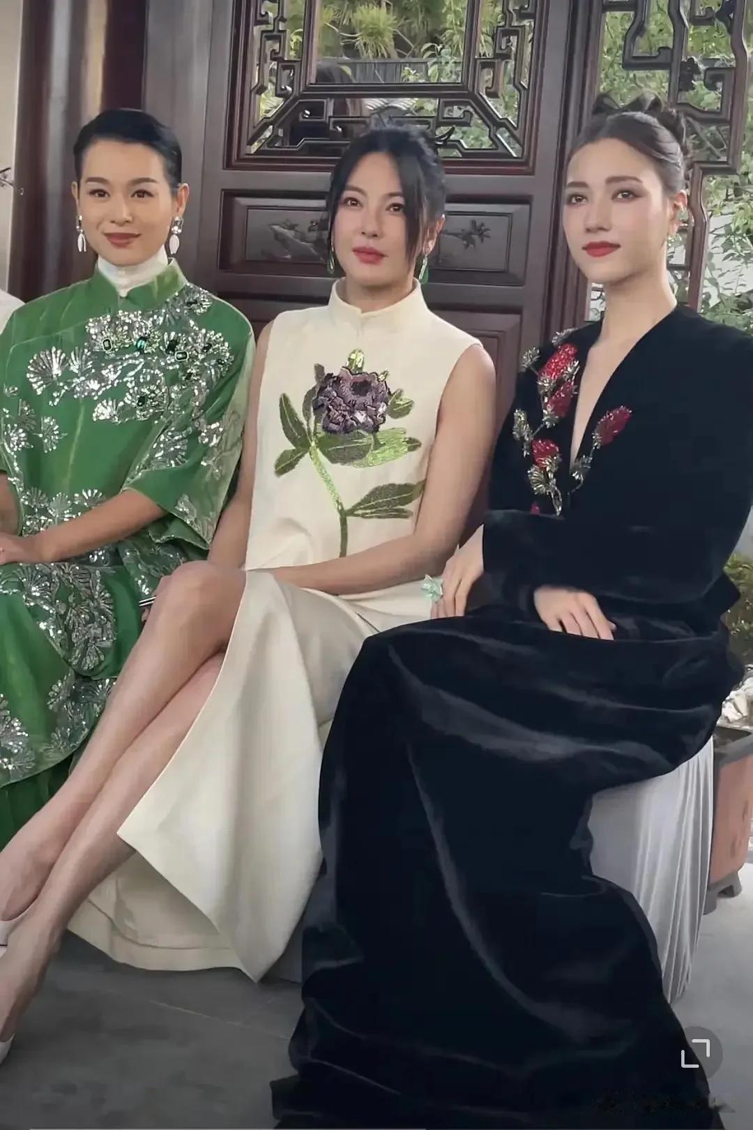 胡杏儿与张雨绮、娜然同框，瞬间黯然失色，输赢一目了然！​