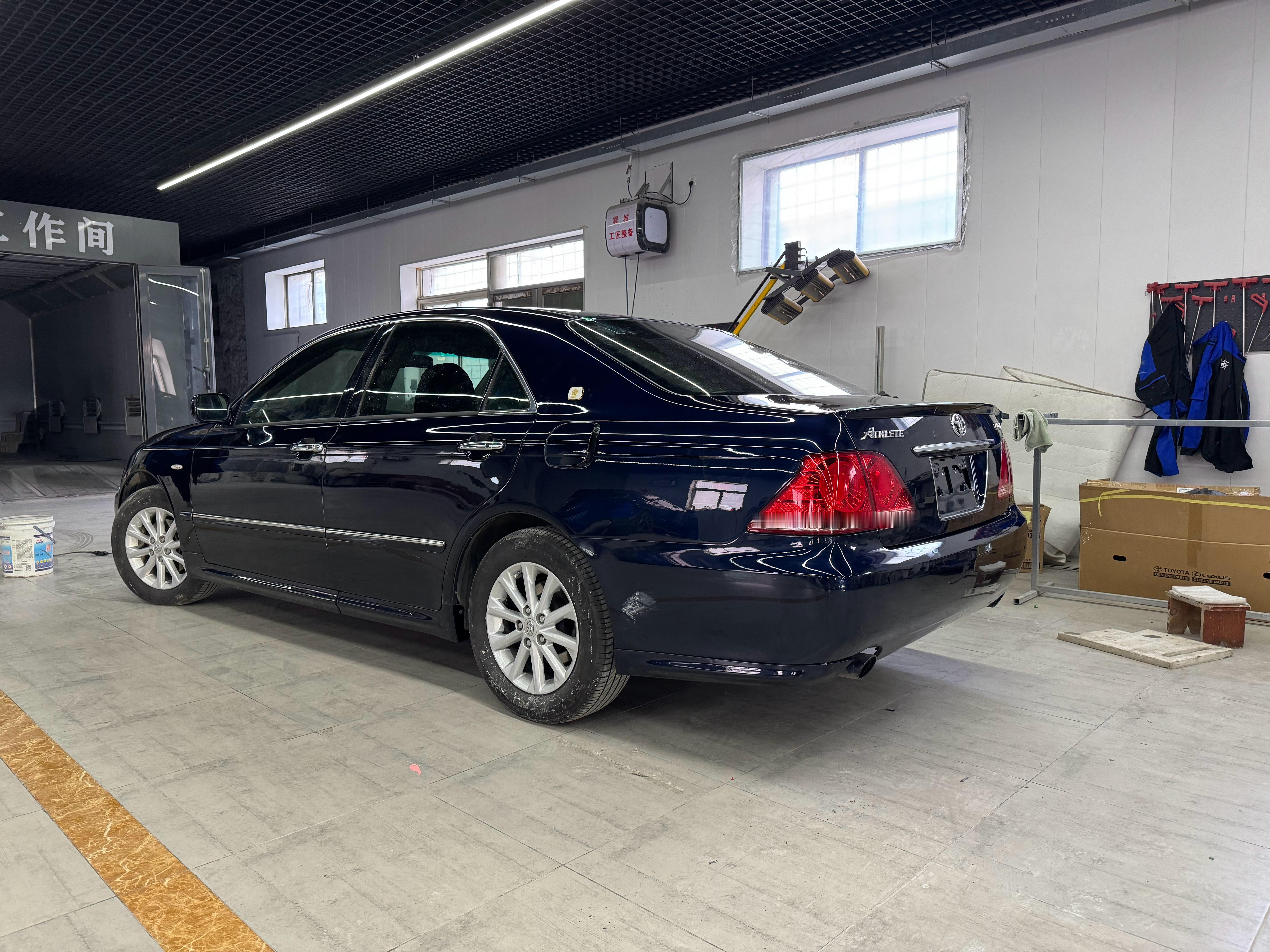 老车整备一定要有耐心别看它现在破破烂烂的等弄好了亮瞎你们就是我本以为丰田和奔驰宝