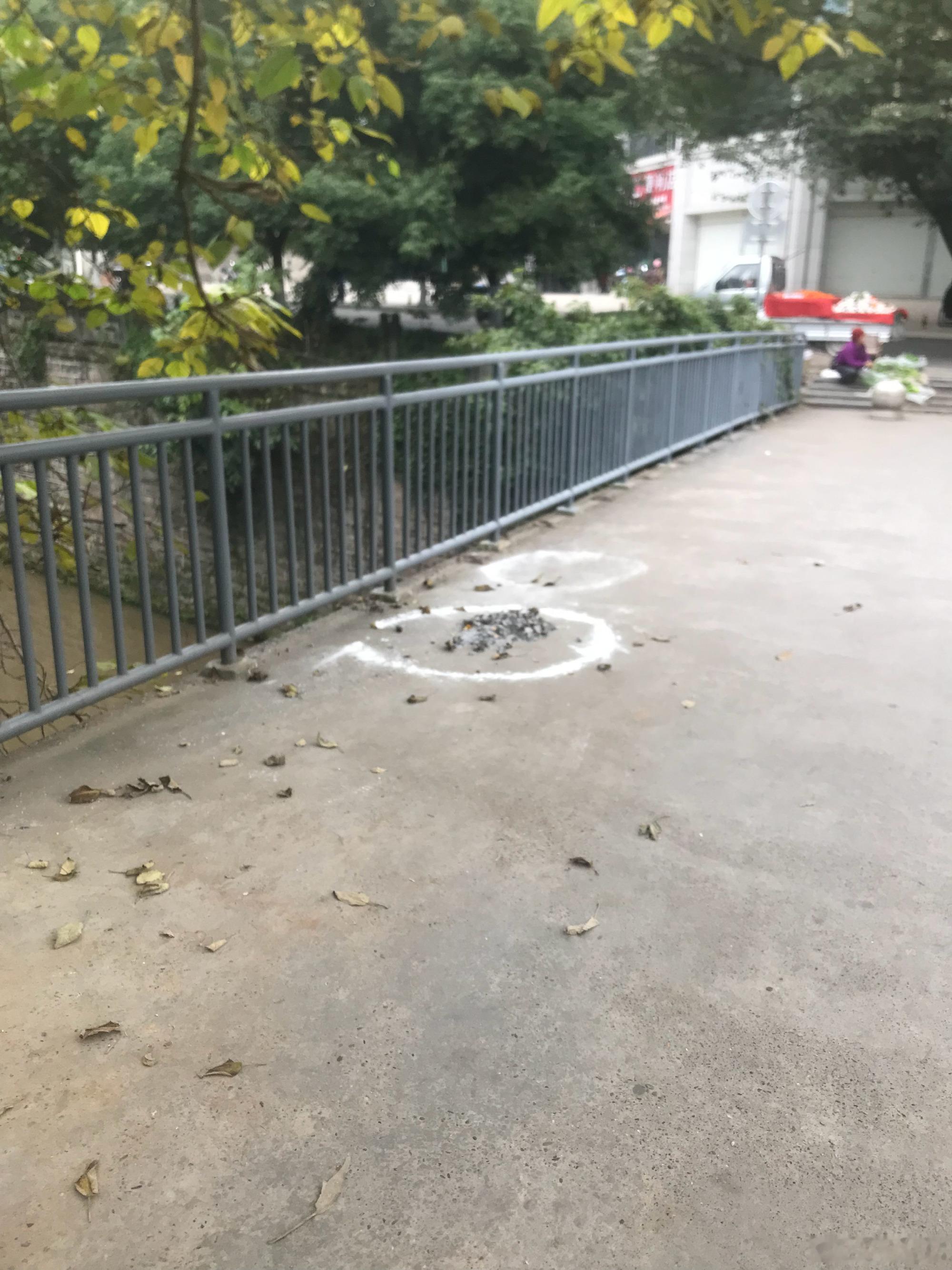前天下午为建党主题投稿去翠屏公园打卡石碑，想请路人帮忙拍张照，遇上一个...