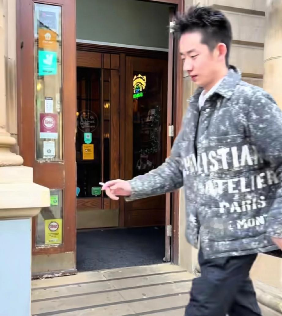 没去过英国，也懒得去，以为那里控烟很严，但看到了我们的吴宜泽，中场休息也去门口吸