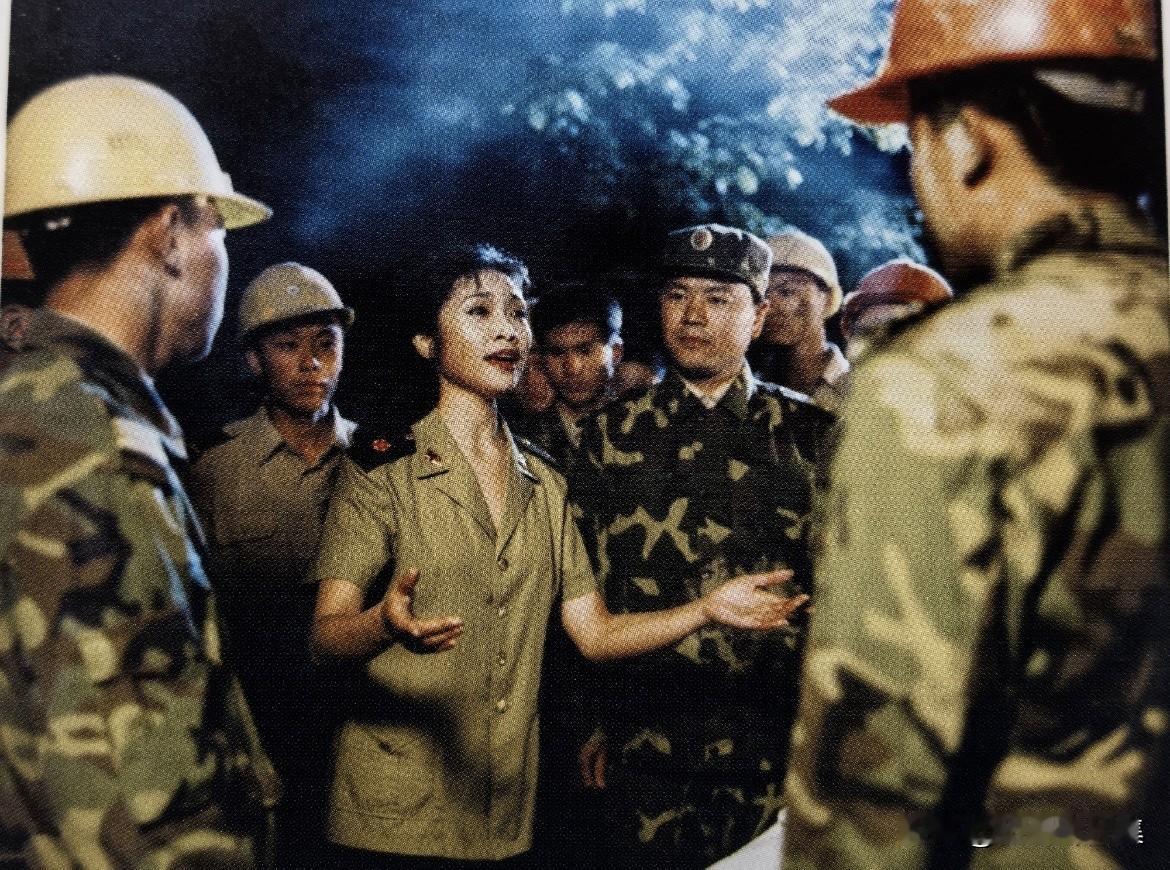 第二炮兵（现火箭军）文工团的独唱演员李丹阳下到坑道为官兵演唱，是这位“穿军装