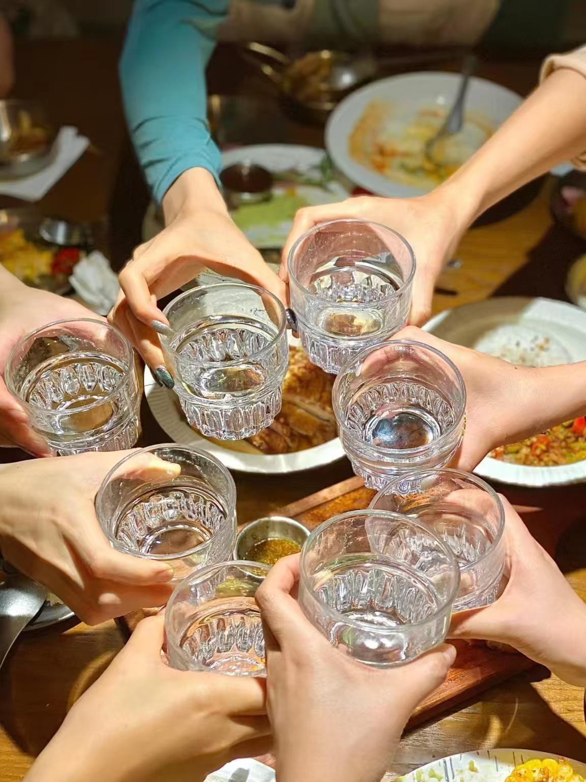 在西安艳阳天西府饭将西凤酒喝个淋漓尽致湖边秋景随拍分享西安茶酒西凤酒花醉西