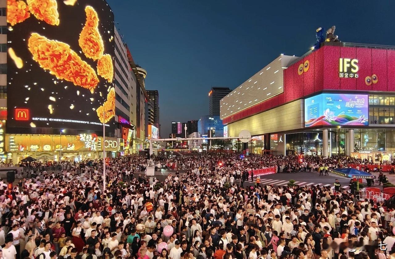 5.1长假：人山人海+天价酒店=牛马工资的收割机‼️五一出行，单单酒店的住宿费