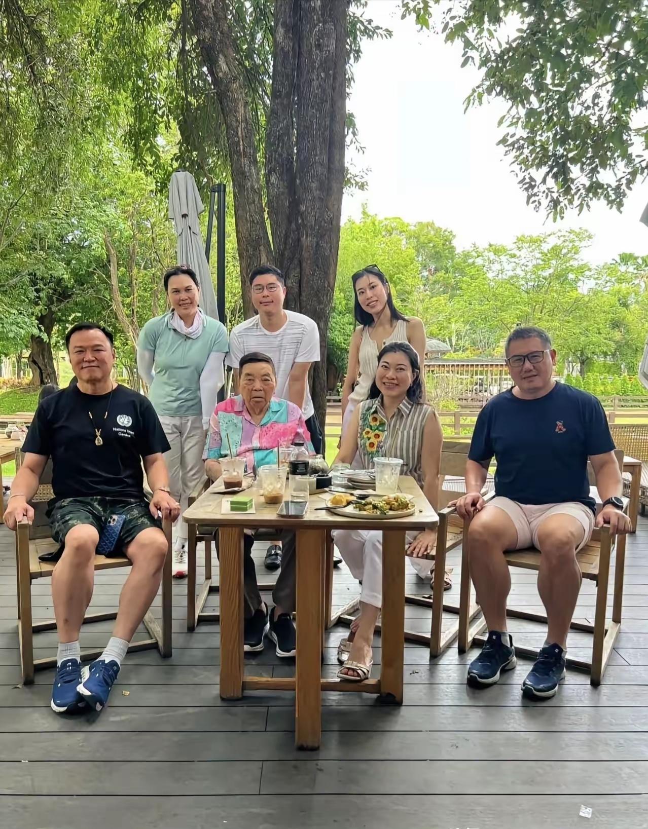 近日泰国总理阿努廷家族户外聚餐合影引关注。其祖父陈以钧上世纪20年代从广东新会南