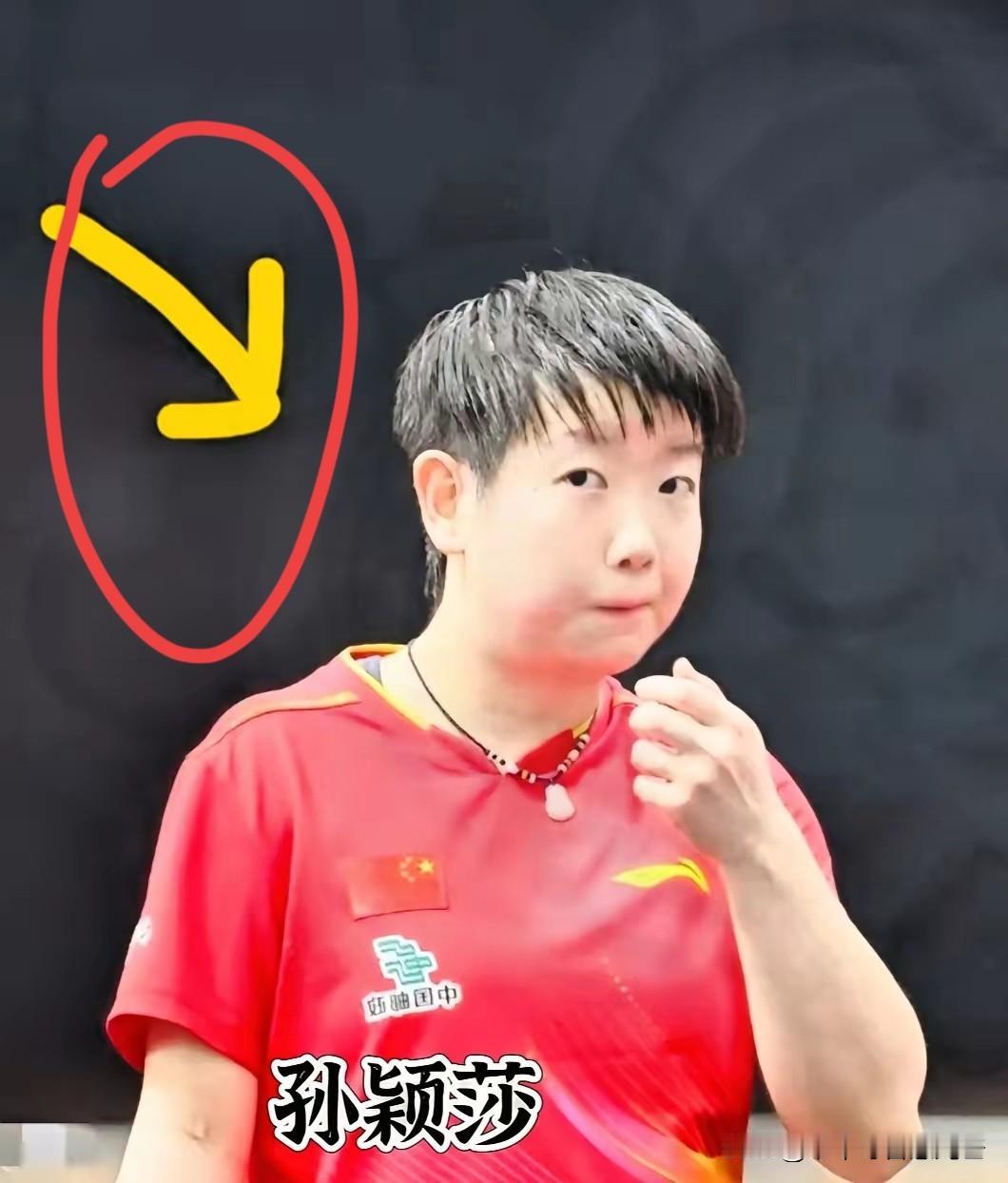 看莎莎在印度打亚锦赛的视频，隔着屏幕都觉得热——场馆里连空调都没，镜头扫过观众席