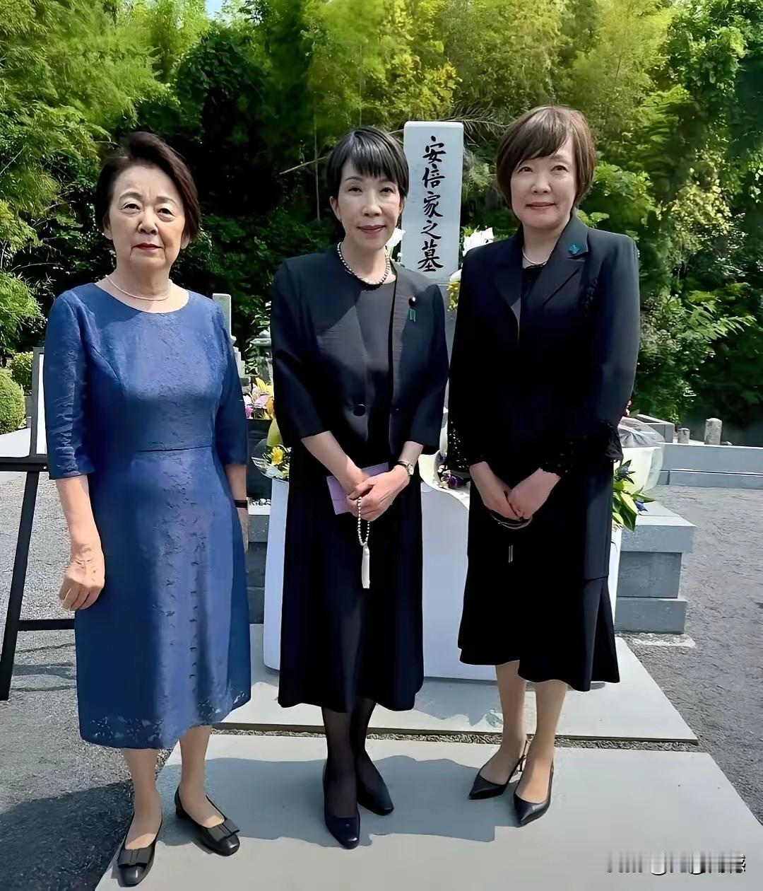 高市和安倍他妈，还有安倍他老婆，关系都是非常不错的，她们仨个人在一起合影留念的时