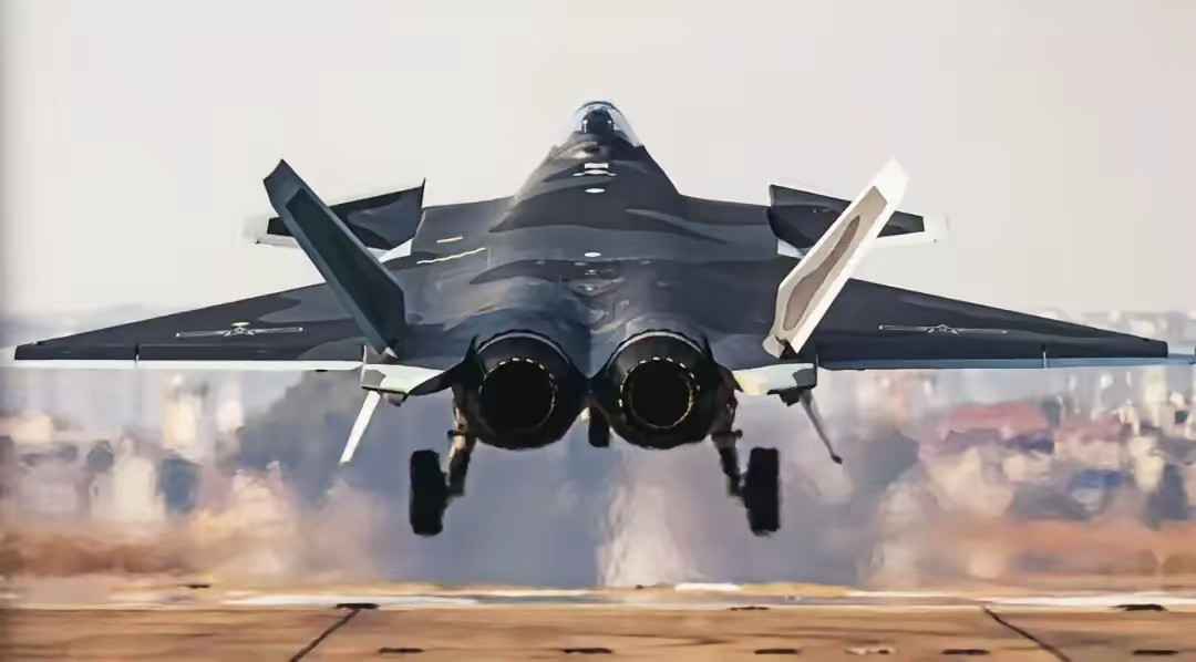 从后面看歼20，虎背熊腰、杀气腾腾。其机身一共拥有8个主要的翼面和控制面，所以歼