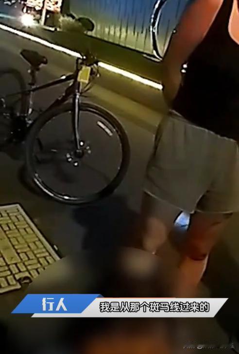 上海，一女子闯红灯过马路时，被一辆正常行驶的自行车给撞倒在地。后交警认为女子应当