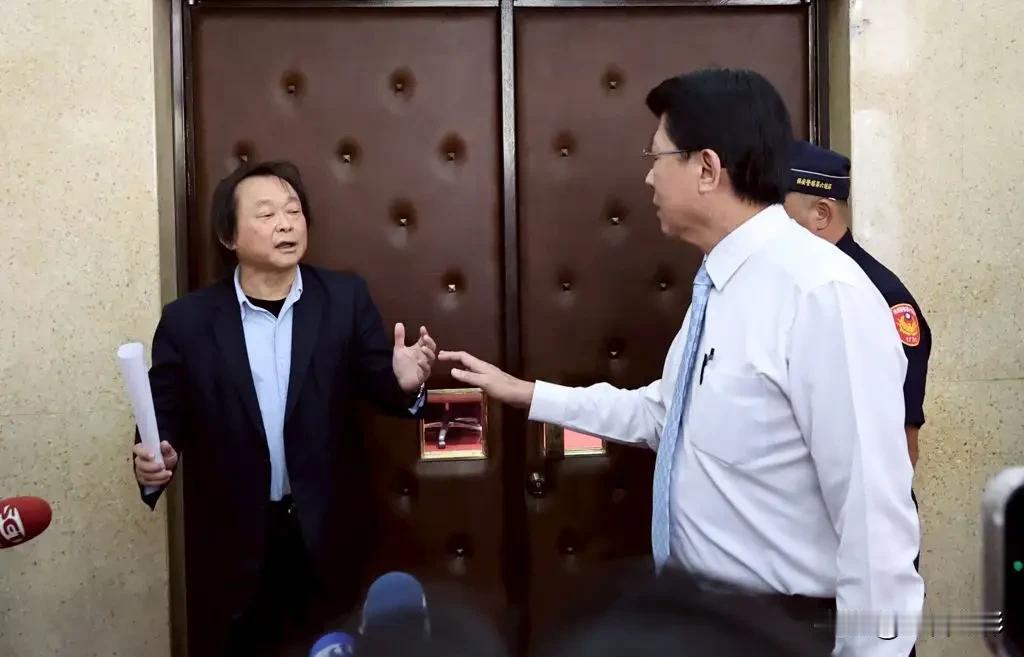 王世坚帮谢龙介站台？这画面你敢信？结果今天在立法院还真就上演了这一幕。谢龙介