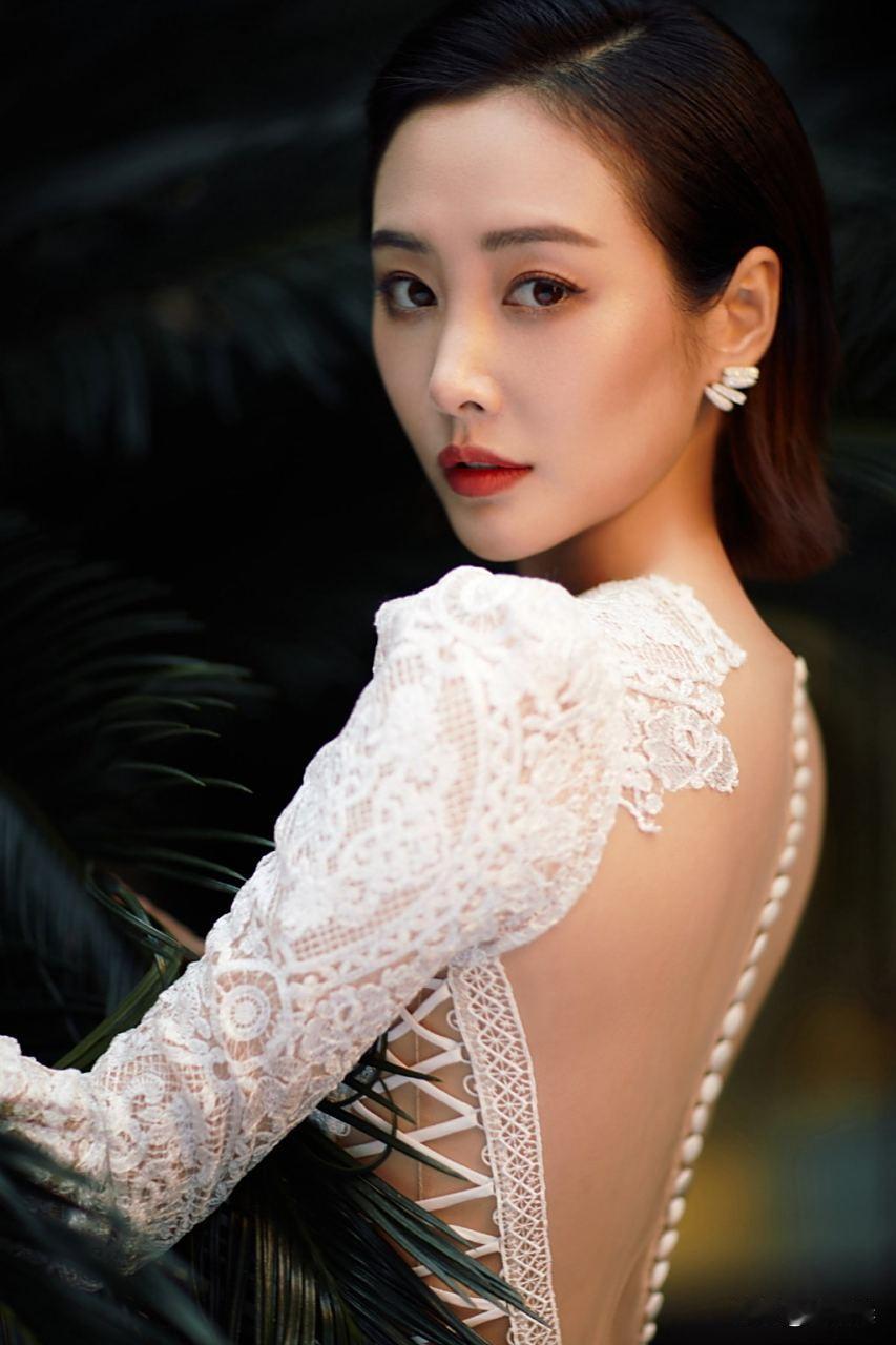 李纯，最近真是演技开挂，演什么像什么。在《大生意人》里，她演的苏紫轩活脱脱一个晚