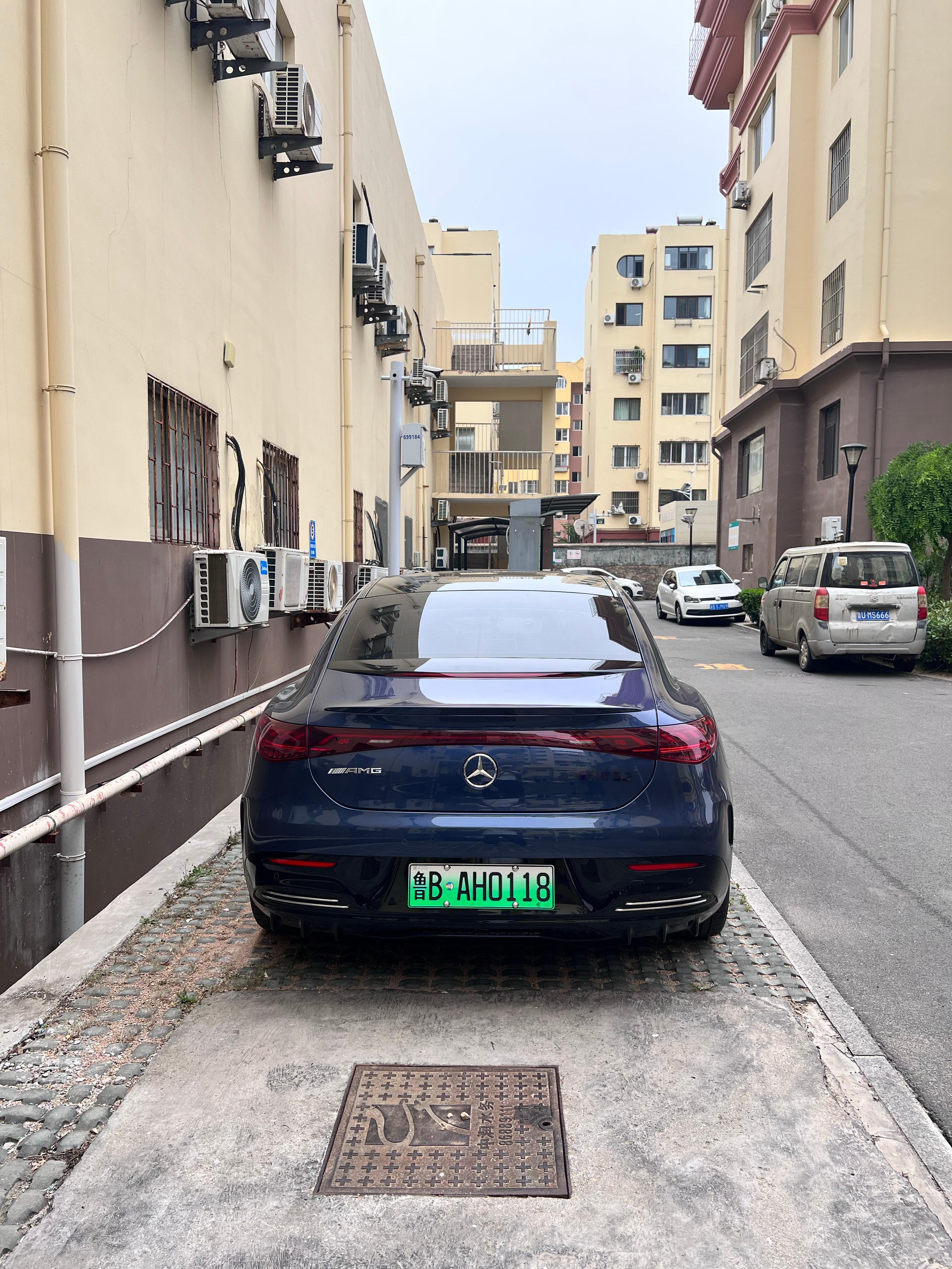 梅赛德斯-AMGEQE53保持了AMG的高性能基因还拥有电动车所独有的环保和