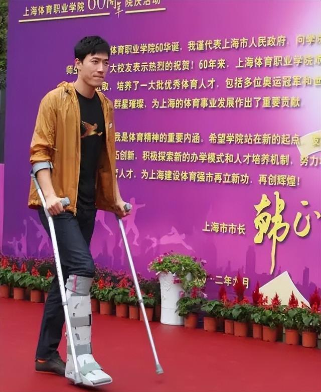 刘翔拄拐杖，葛天戴高装饰品。他们这对前妻前夫，都有过与往日不同的瞬间。