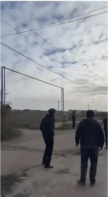 这个俄罗斯人可以吹一辈子了。俄罗斯马哈奇卡拉的街头，当地一个不知名的壮汉，抄着把