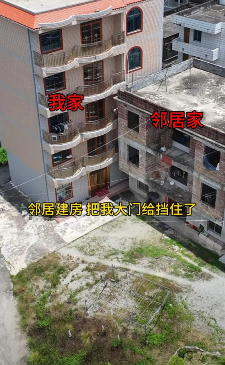 邻居家看到我修的房子，他直接把房子建的挡住我家大门，这种情况换你会怎么做呢！