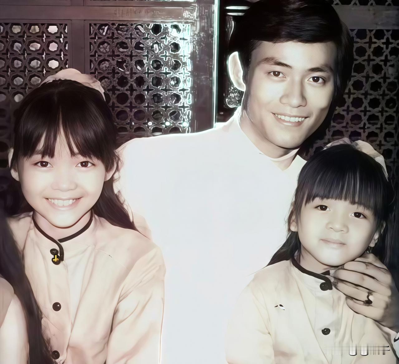 这是1968年郑少秋和梅艳芳姐妹俩在一起合影。当时梅爱芳和梅艳芳姐妹俩（一个9