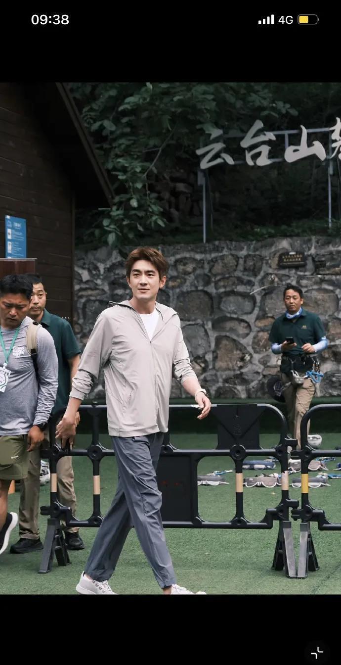 #林更新爬武当山红温了#这天气出门哪能不红温啊！40度高温炙烤着，换谁爬武当山