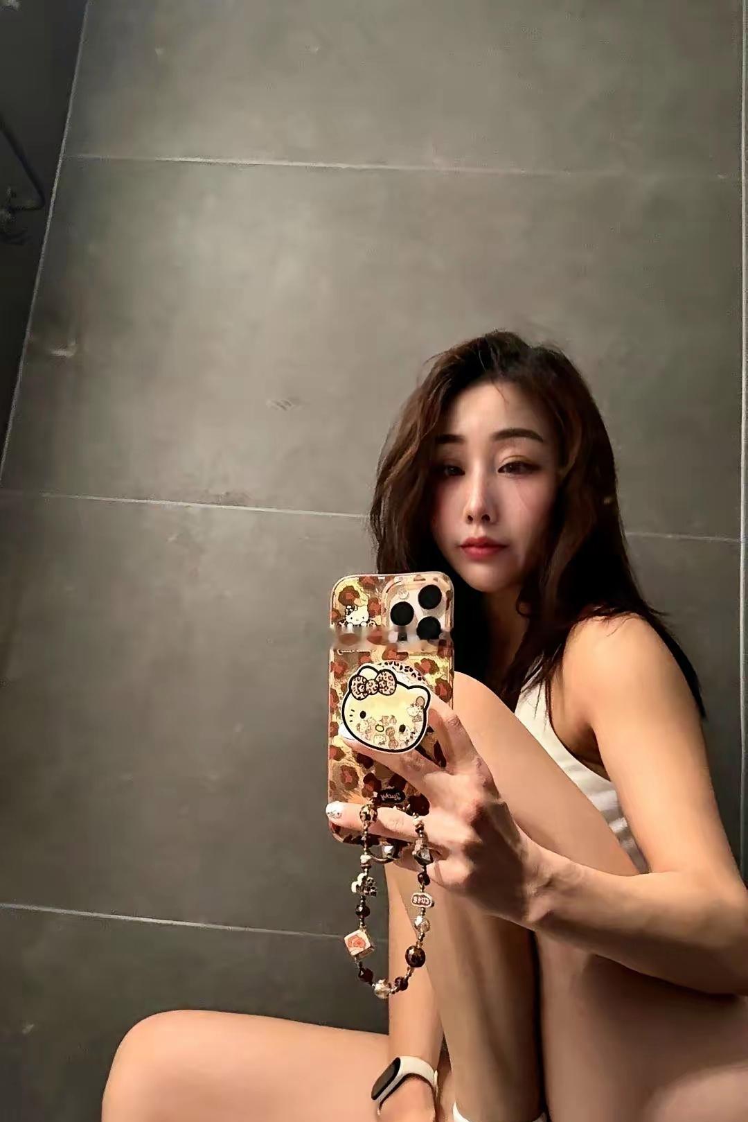 健身房里最可悲的事，发生了。你辛辛苦苦练的胸，被你的腿废了。别不信。很多人