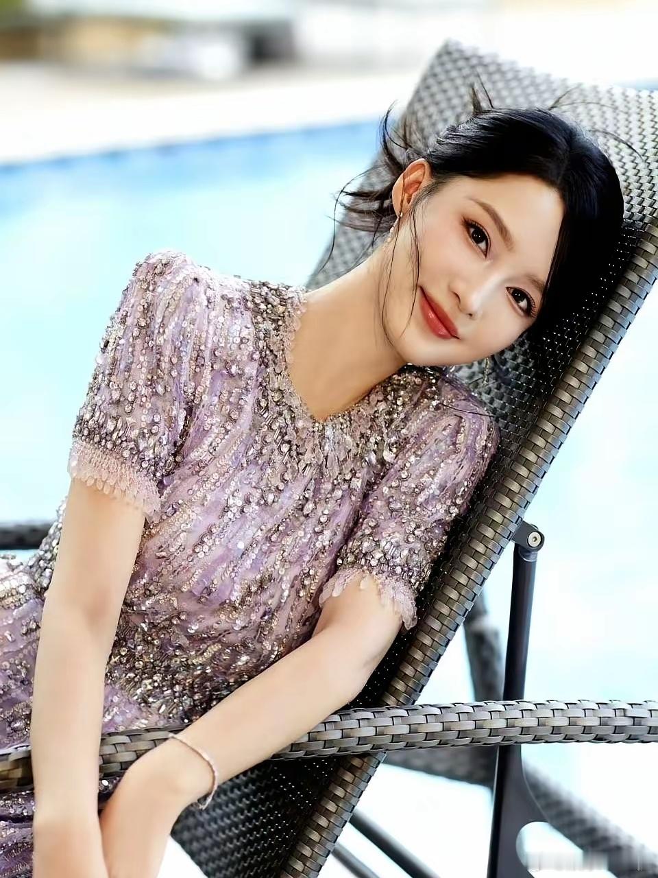 李沁34岁上《花儿与少年》不是去玩，是把综艺当作品演。节目刚播，她就能用收拾行李