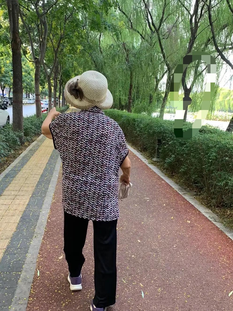 我真的太羡慕我妈了！我妈今年71岁，从来没有干过家务，也没有做过饭，更没有上过