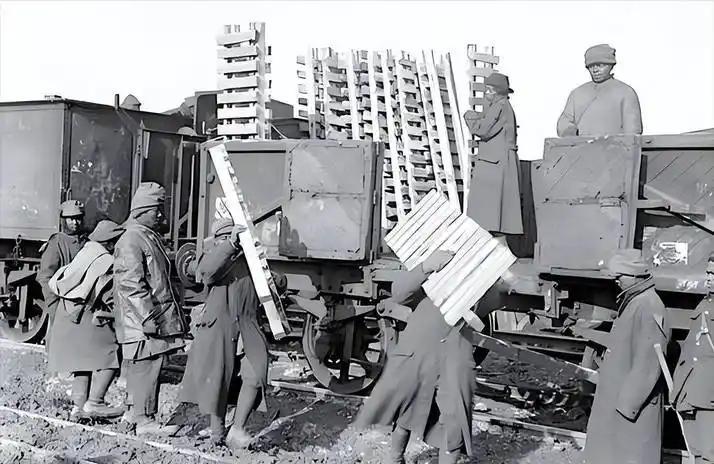 1953年7月停战后到年底，志愿军主力在阵地上装满了3200多节火车皮的废钢铁、