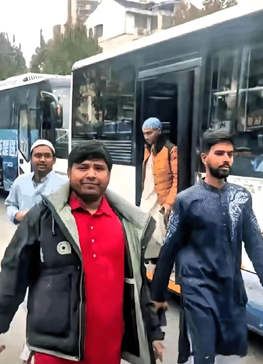 破案了，原来是这样！印度人往东大跑，不仅仅是经济机会，更是东方大国给予的人人