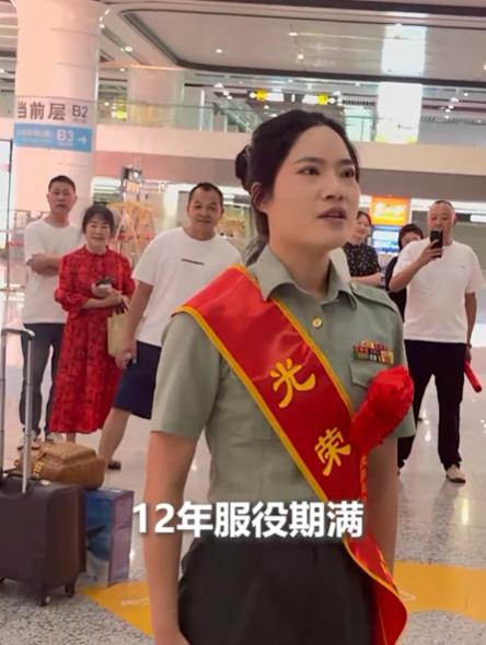 “火到人民日报了”！重庆，一女子入伍12年光荣退役，在出站口看到了已经退役10年