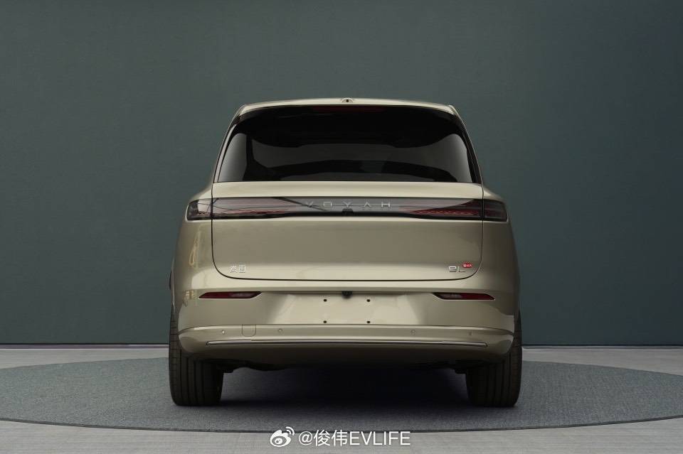 岚图9L来了！外观依旧延续了岚图家族的最新设计语言，大尺寸镀铬格栅+分体式大