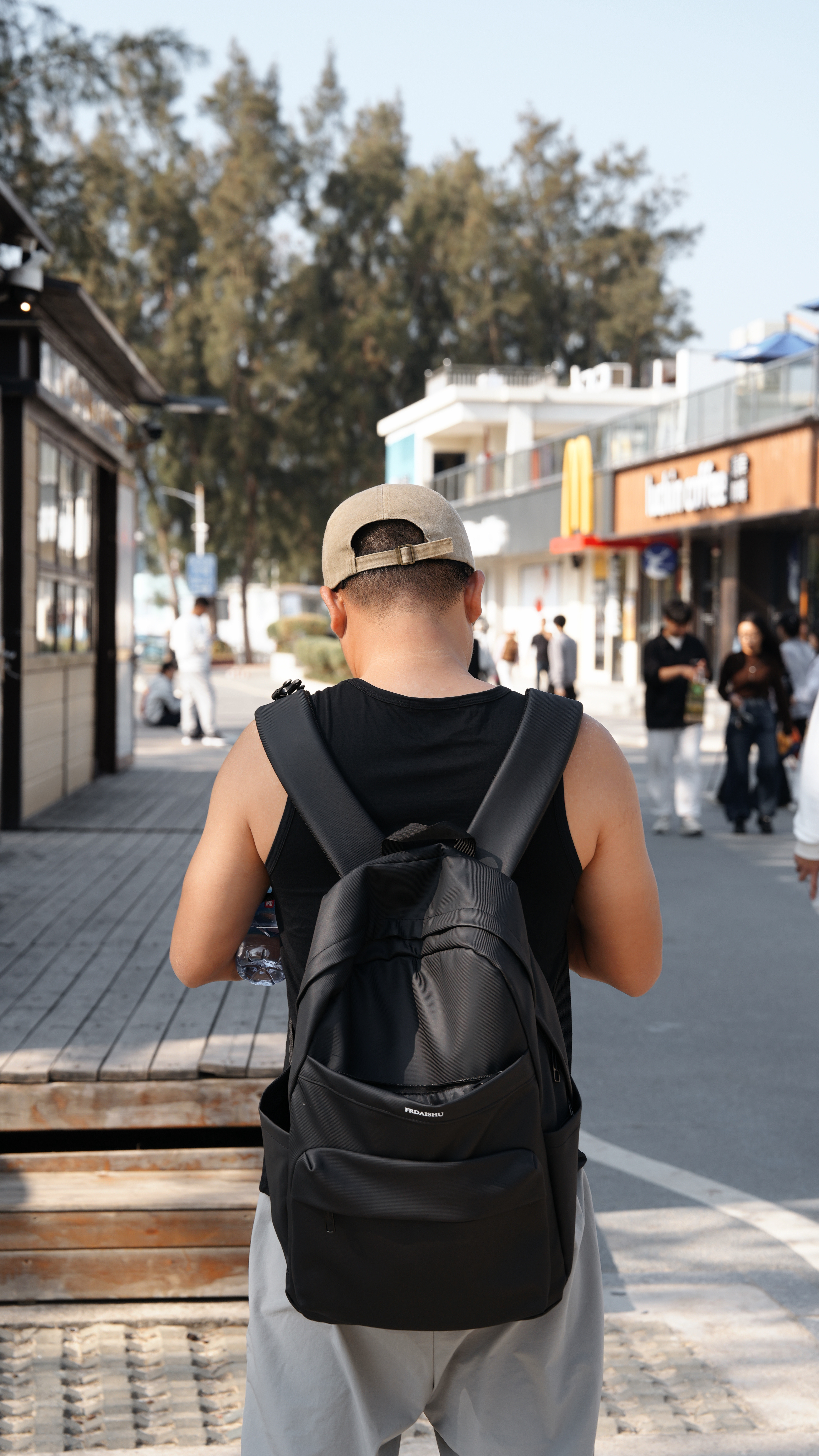 4号沙滩几个月没来，瑞幸也有了，麦当劳也开了，地方弄的很像样了，但很多地方也逐渐