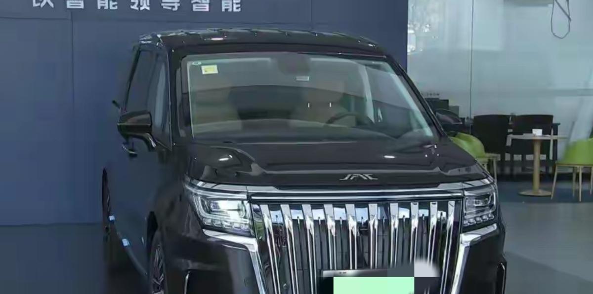 浙江嘉兴，一男子花16.3万，订了辆江淮瑞风RF8的展车，合同签完，男子支付了全