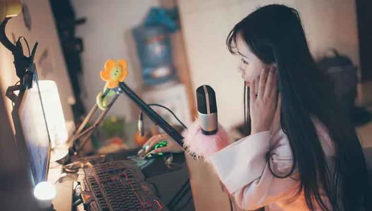 你有没有发现，现在直播间里漂亮的女大学生主播越来越多？她们每天播好几个小时，直播